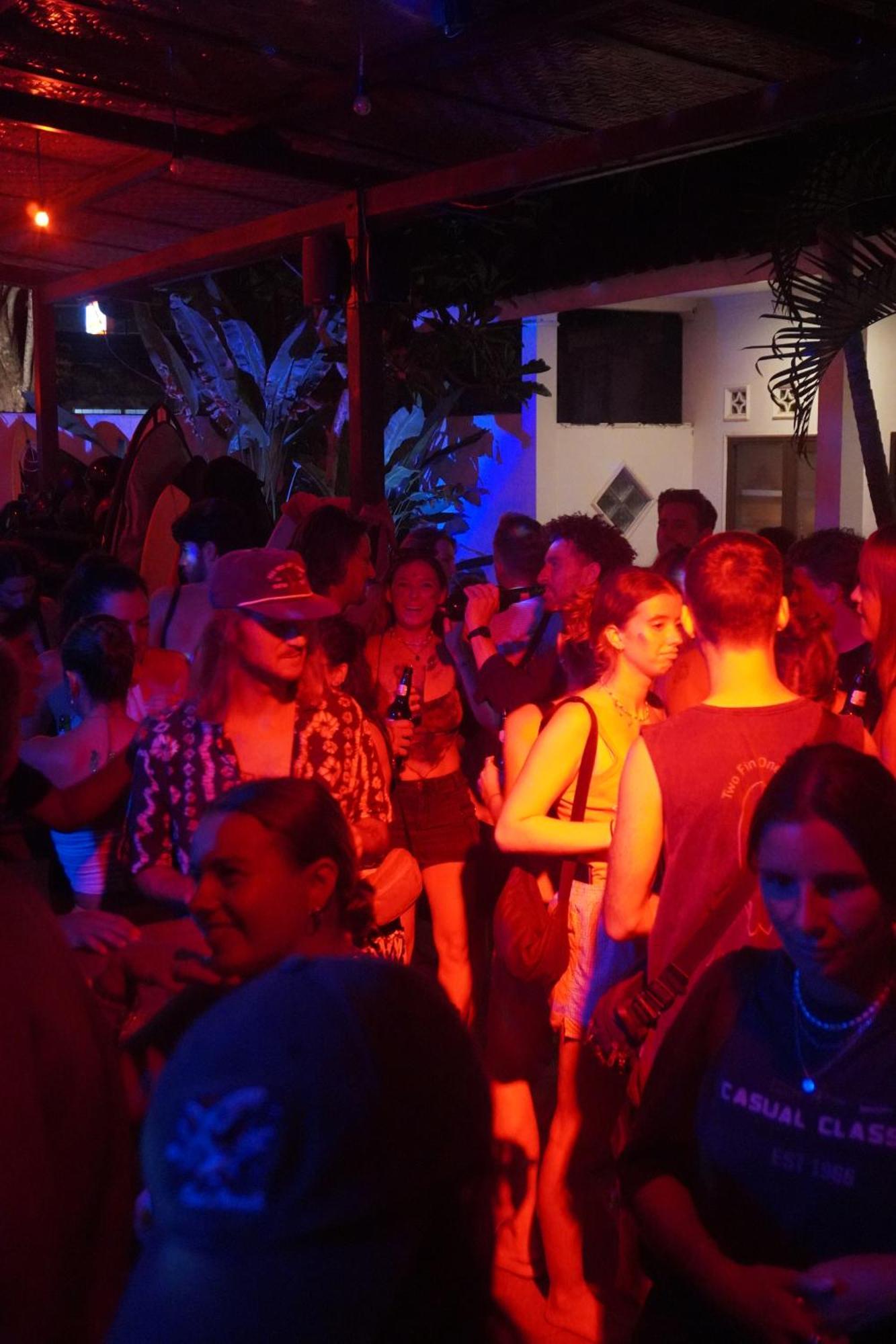 Indonesia Backpacker Hostels Kuta  Экстерьер фото