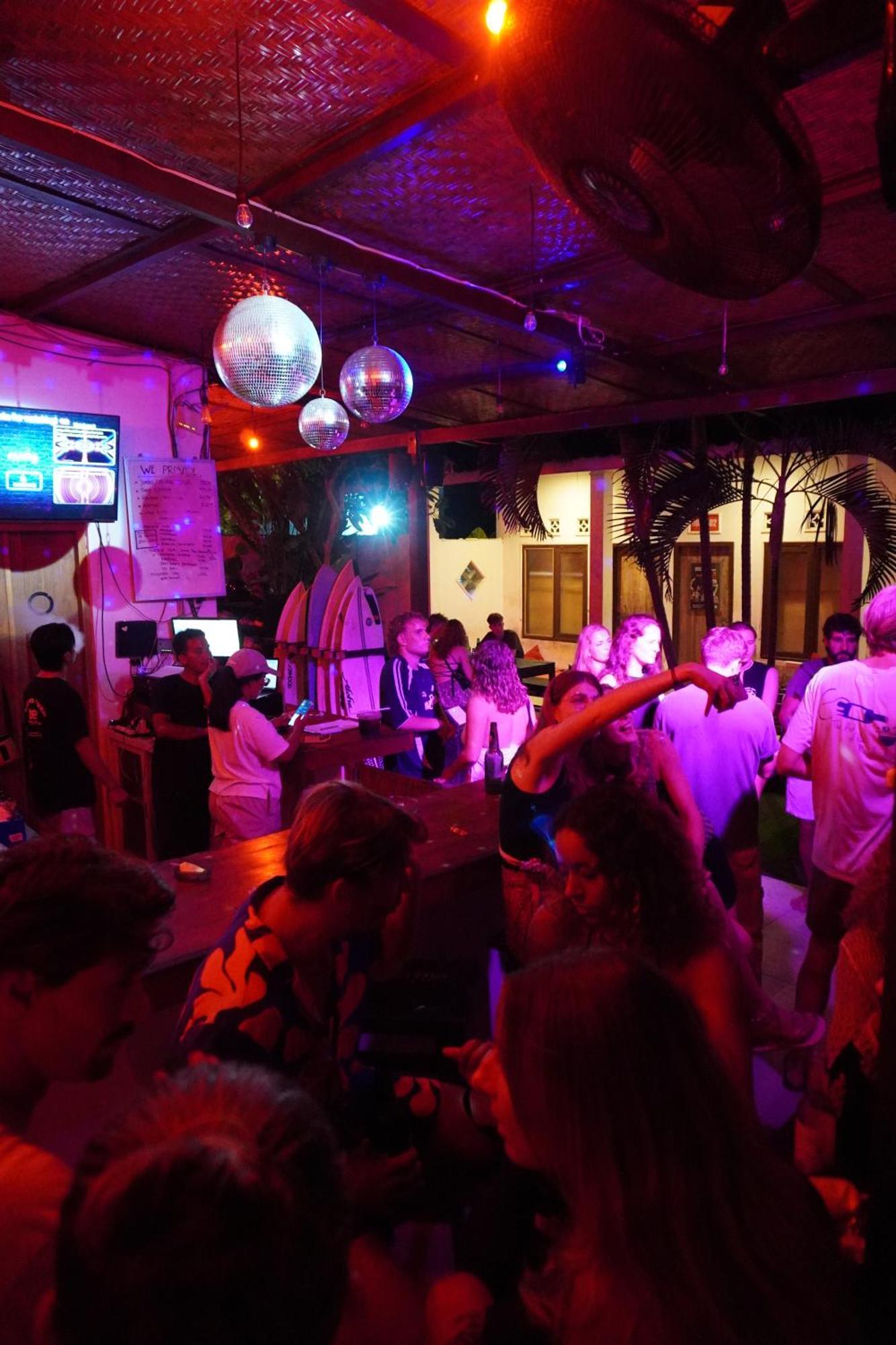 Indonesia Backpacker Hostels Kuta  Экстерьер фото