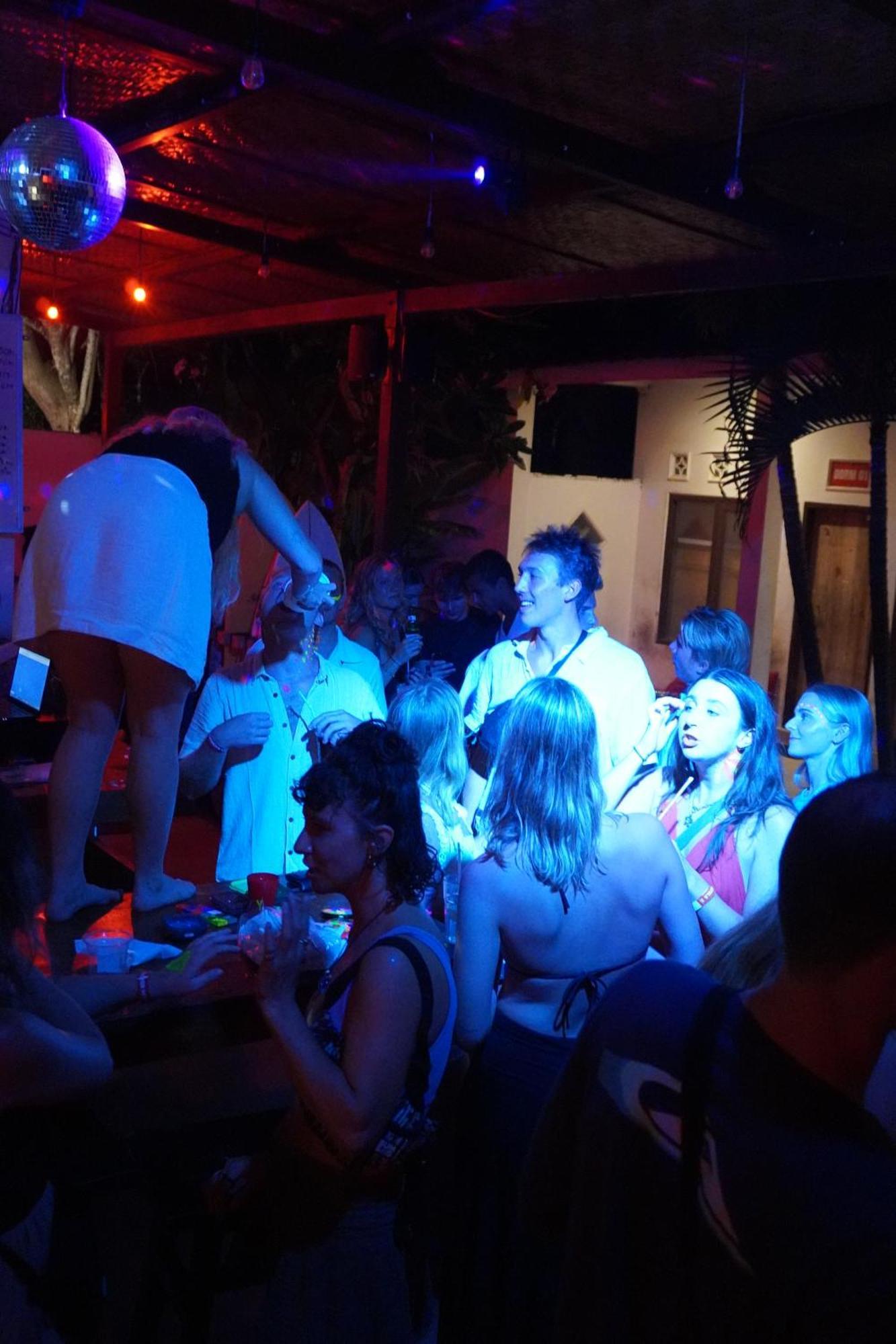 Indonesia Backpacker Hostels Kuta  Экстерьер фото