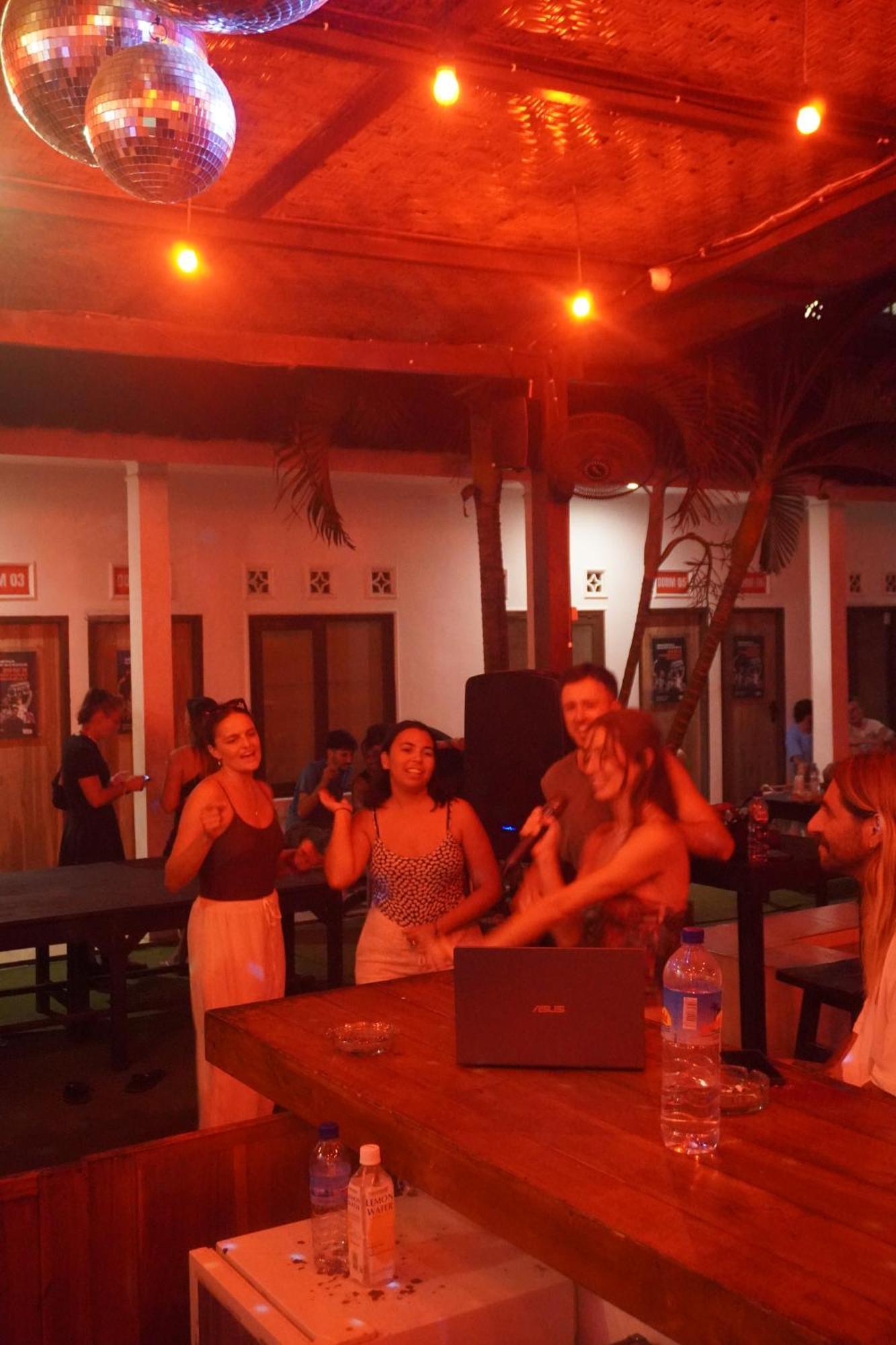 Indonesia Backpacker Hostels Kuta  Экстерьер фото
